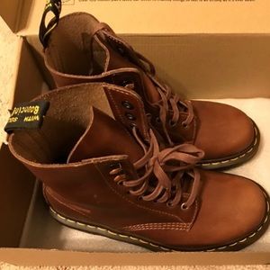 Dr.Martens 1460 Pascal 8 Eye boots